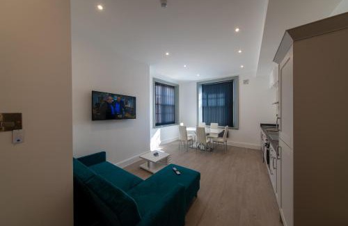Liverpool City Centre Apartment | 16 Queen Avenue Collection by Happy Days
