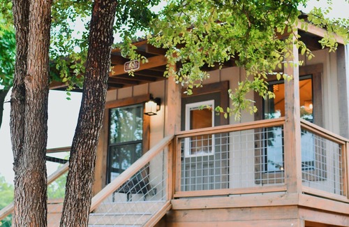 Seguin Cabin | 17 Son's Geronimo - Birdhouse Cabin