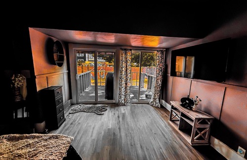 Paris House | 1700ft Gamers Nest 3 Bedroom 2 Bath 2 Kings 2 Queens and a Full! Bomb Backyard!