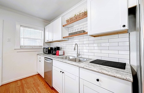 Hyde Park Apartment | 1712 Fairview 2KING/2BA Top Apt Duplex Pets Ok!n10 FURNISED APARTMENTS ON-SITE
