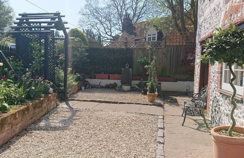 Medmenham Cottage | 17th Century 2-Bed, Sleeps 4, Free Parking
