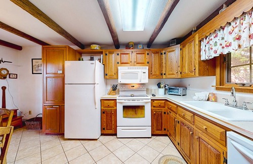 Lake Junaluska Cabin | 1800s dog-friendly cabin in Waynesville with shared amenities