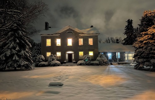 Felts Mills House | 1827 Waterfront Mansion, Hot Tub, Fireplace, Huge Deck-River Overlook, fast WiFi