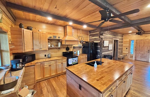 Arkadelphia House | 1850 log cabin with 2 br, 2 baths, W/D, mini split A/C, carport attached