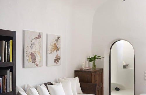 Oia Hotel | 1864 The Sea Captain's House