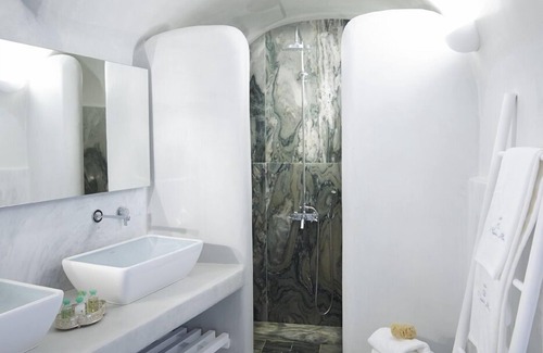 Oia Hotel | 1864 The Sea Captain's House