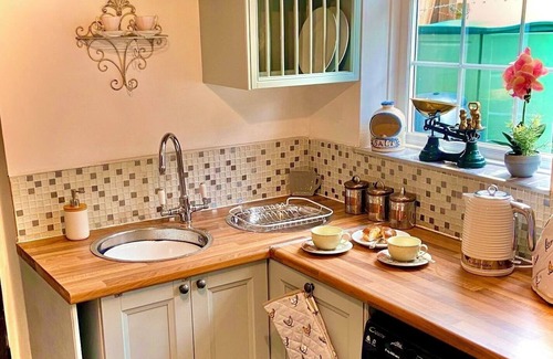 Snitterfield Cottage | 18th Century Cottage With Stunning Farmland Views