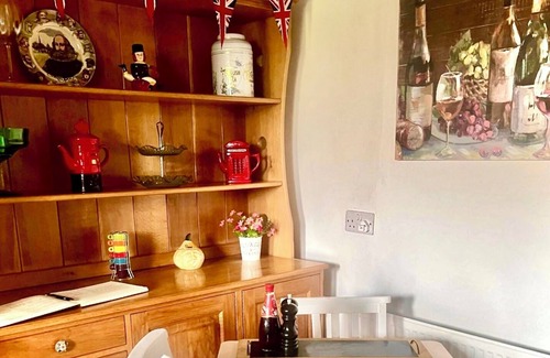 Snitterfield Cottage | 18th Century Cottage With Stunning Farmland Views