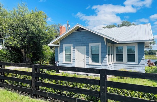 Umatilla House | 1920 Lake House Bungalow