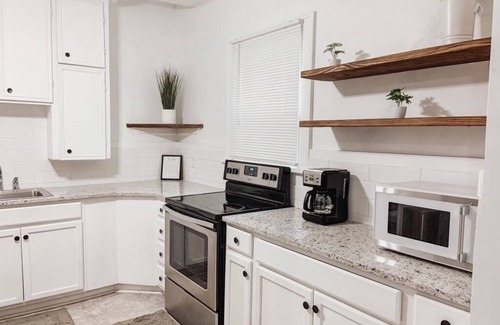 Tulsa House | 1920's Quaint Living. GatheringPlace/Expo/TU/Downtown. 2 King Bds/Arcade games!