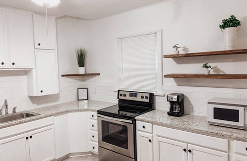 Tulsa House | 1920's Quaint Living. GatheringPlace/Expo/TU/Downtown. 2 King Bds/Arcade games!
