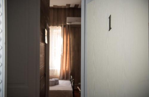Kalamata Apartment | 1920s Rooms