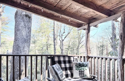 Mirror Lake Cabin | 1930's Highlands Hideaway, Restored Cozy Cabin, Dog Friendly, Fiber Optic WI-FI