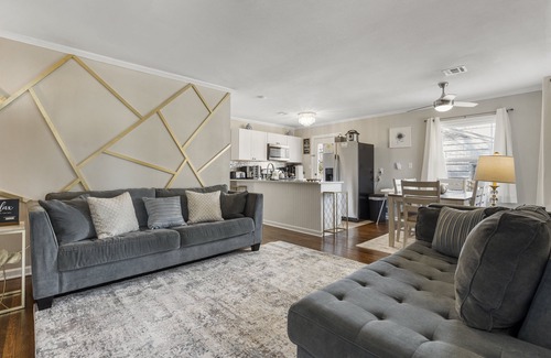 Turner Park House | 1940s Gorgeous Remodel + King Cottage | Expo Sq/TU
