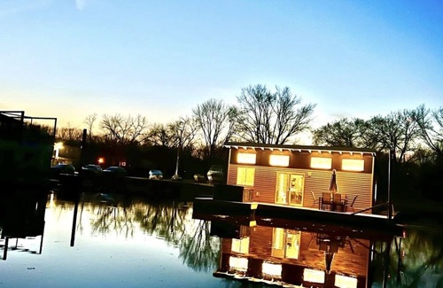 East Dubuque Cabin | 1970s Modern Floating River Cabin-HOT TUB!