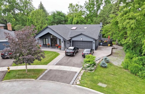 Henry Farm House | 1b1b Queen bed, share bathroom, Sheppard Elegant house 5mins to Fairview mall