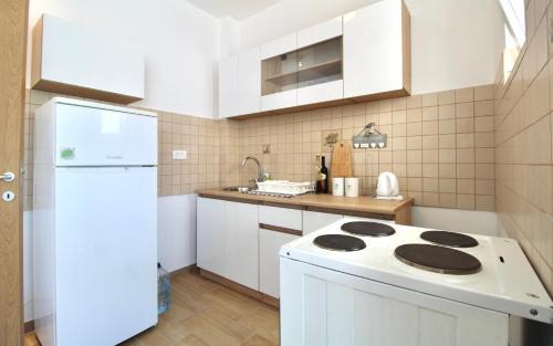 Burtaisi Apartment | 1bd Modern Apt in Dobra Voda with Roof Access "Moka"