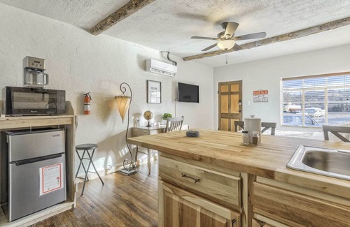 West Colorado Springs House | 1BD Suitenear Old Colorado City & Hiking!dogs Welcome!