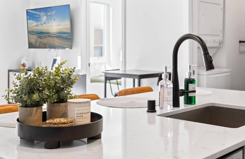 Uptown Apartment | 1Bedroom Apartment + Rooftop Deck | Lake of Isles