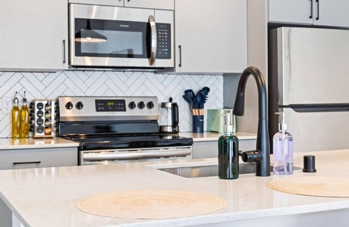 Uptown Apartment | 1Bedroom Apartment + Rooftop Deck | Lake of Isles