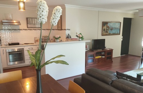 West Perth Apartment | 1bedroom extremely spacious 5*location kings park apartment. walk to CBD