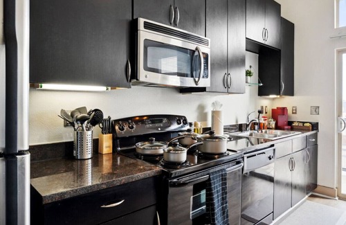 Deep Ellum Apartment | 1Br Apt in Deep Ellum with King bed, Pool & Outdoor Space