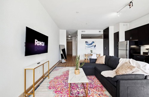 Deep Ellum Apartment | 1Br Apt in Deep Ellum with King bed, Pool & Outdoor Space