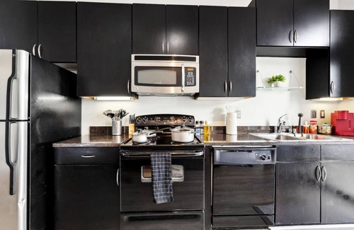 Deep Ellum Apartment | 1Br Apt in Deep Ellum with King bed, Pool & Outdoor Space