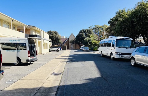 Glenelg North Apartment | 1BR APT with parking close to beach