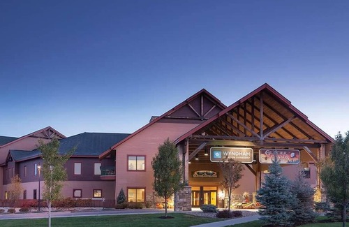 Lake Delton Condo | 1br Deluxe Condo Indoor & Outdoor Fun!