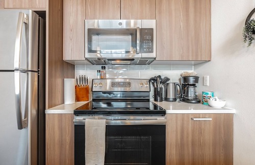West Bellevue Apartment | 1BR + Den | Gym, Rooftop | Bellevue | Sophari C