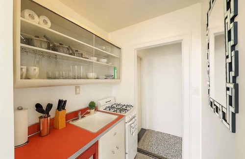 Gold Coast Apartment | 1BR Gold Coast Vintage Gem