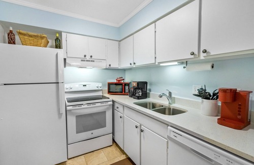 Demere Park Condo | 1BR Ground Floor Condo with Screened-in Porch! Steps away from Pool!