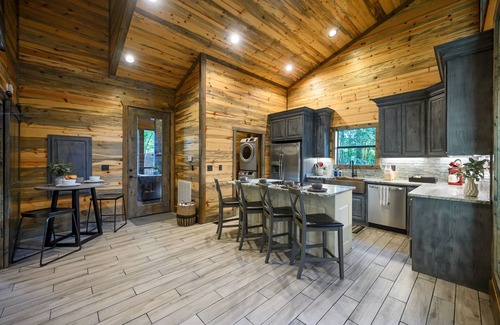 Broken Bow Cabin | 1BR Romantic Luxury Cabin | Hot Tub & Fireplace