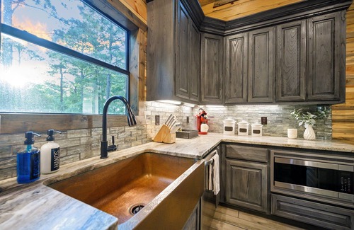Broken Bow Cabin | 1BR Romantic Luxury Cabin | Hot Tub & Fireplace