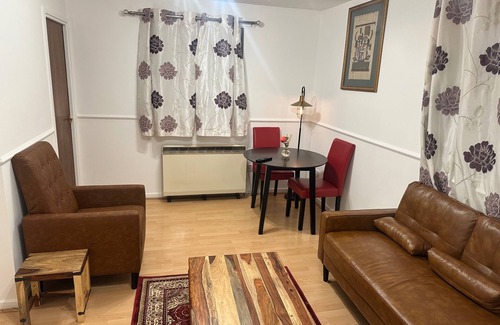 Peterborough Apartment | 1br-sleeps2-parking-quietstay-citycentre