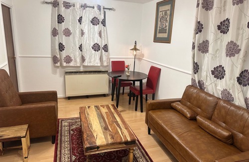 Peterborough Apartment | 1br-sleeps2-parking-quietstay-citycentre