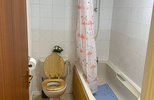 Peterborough Apartment | 1br-sleeps2-parking-quietstay-citycentre