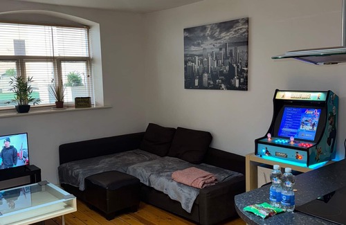 Newcastle-upon-Tyne Apartment | 1br-wifi-freesnacks-freeparking-petsok-retroarcade