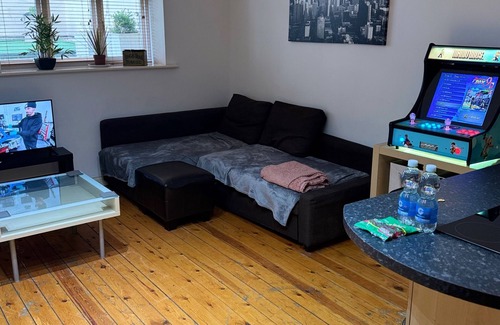 Newcastle-upon-Tyne Apartment | 1br-wifi-freesnacks-freeparking-petsok-retroarcade