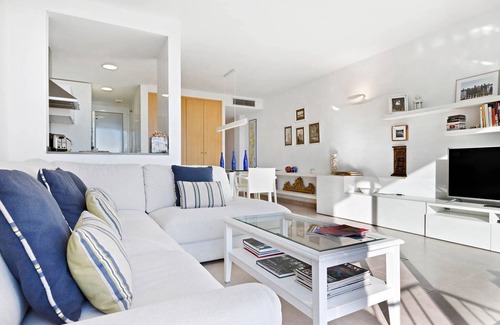 Llafranc Apartment | 1SR 01 - Beautiful and spacious new build apartment with sea view located in the second row of houses lining the sea in Llafranc.