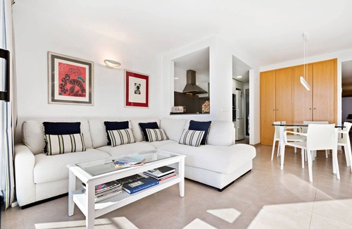 Llafranc Apartment | 1SR 01 - Beautiful and spacious new build apartment with sea view located in the second row of houses lining the sea in Llafranc.