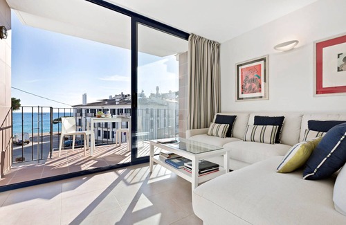 Llafranc Apartment | 1SR 01 - Beautiful and spacious new build apartment with sea view located in the second row of houses lining the sea in Llafranc.