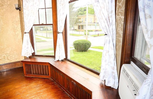Oneonta House | 1st Class Rentals Munson Manor VII at Watkins Avenue