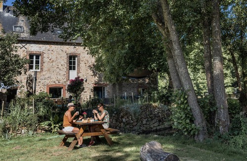 Sainte-Suzanne-and-Chammes House | 1st floor bedroom - garden view