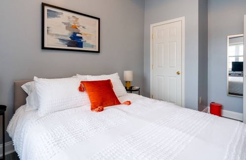Manchester Apartment | 1st Floor Apt - Walk to Downtown