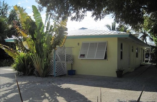 Marathon House | 2/2 Duplex, Pool,Tiki Hut, Duck Key Clean wide Canal