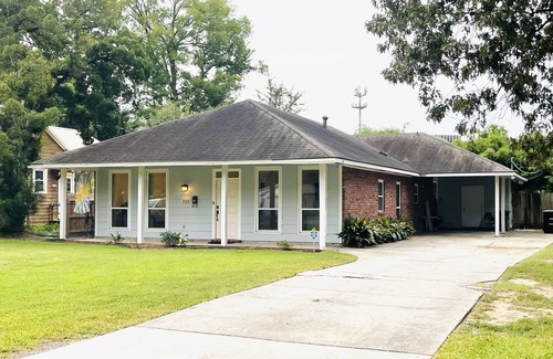 Mid City South House | ❤️2.2 MilesToLSU 2 Desks WasherDryer AC🤿Pool FencedYardPatio📺SmartTV❤️