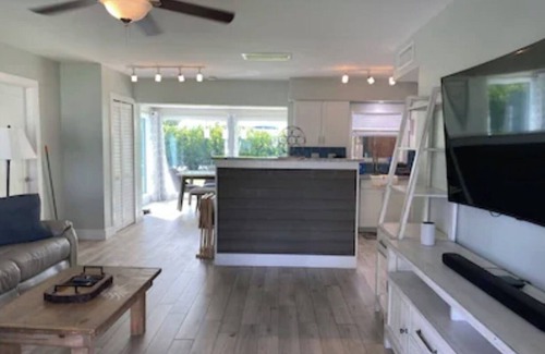 Stuart House | 2/2Cute & spotless Paddle, Kayak, Bike, hike,