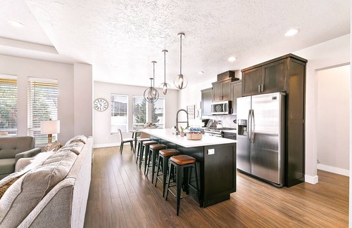 Meridian House | 2 Adjacent Modern Homes Great Central Location